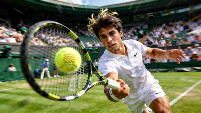 阿尔卡拉斯在温网决赛中大力击球的慢动作回放画面