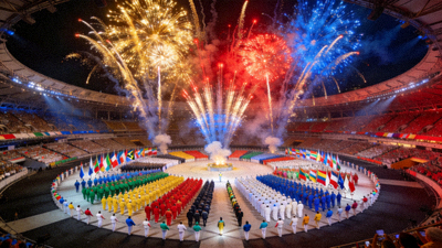 奥运会开幕式盛大场面，主体育场内各国运动员入场，烟花在夜空中绽放