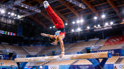 奥运会体操比赛高清直播画面，运动员在平衡木上完成高难度动作