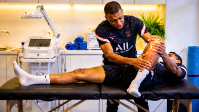 巴黎圣日耳曼球星姆巴佩在理疗室接受腿部按摩治疗