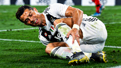 C罗在比赛中因脚踝扭伤倒地表情痛苦的瞬间抓拍