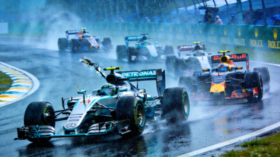F1巴西大奖赛全场回放视频截图，显示英特拉格斯赛道上赛车在雨中激战的精彩画面