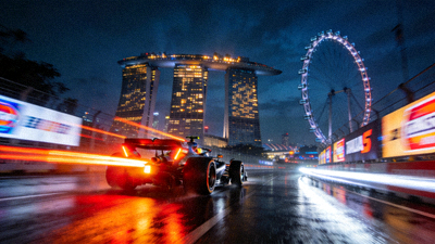F1新加坡大奖赛全场回放视频截图，显示夜间街道赛道上赛车灯光划过的绚丽轨迹