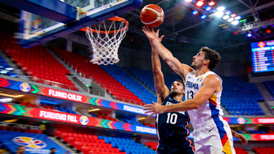 国际男篮世界杯激烈比赛瞬间，球员空中对抗上篮，球场色彩鲜艳