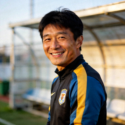 焦点球员李明在训练场边身着球队训练服，面带微笑看向镜头的半身肖像