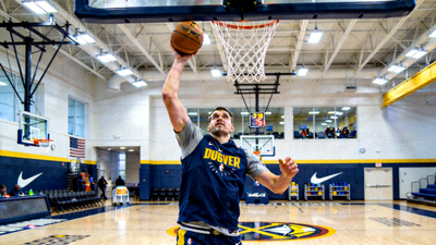 掘金队球星尼古拉·约基奇在训练馆进行投篮练习