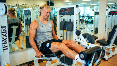 曼城前锋哈兰德在健身房进行腿部力量恢复训练的照片