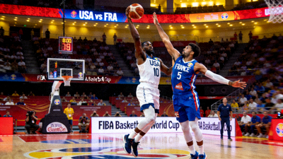 男篮世界杯美国队对阵法国队的直播比赛画面，球员跳投瞬间