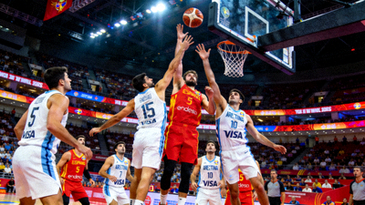 男篮世界杯西班牙对阵阿根廷的直播比赛画面，双方争抢篮板