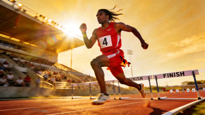 男子4x400米接力赛最后一棒选手奋力冲刺