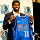 NBA球星凯里·欧文在达拉斯独行侠队新闻发布会上手持新球衣