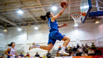 女篮运动员王芳在比赛中跃起投篮的精彩瞬间