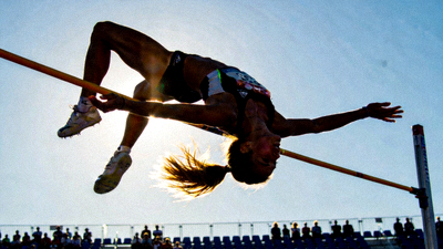女子撑杆跳高运动员越过横杆的空中姿态