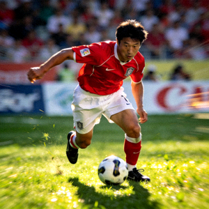 球星李明在绿茵场上带球突破的精彩瞬间