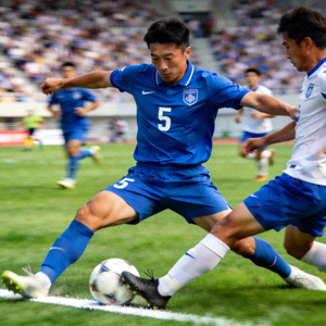 球星王强作为后防中坚在比赛中成功拦截