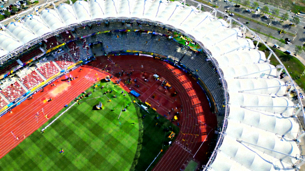 世界田径锦标赛主体育场红色跑道与绿色草坪高清俯瞰图
