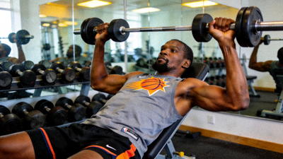 太阳队球星凯文·杜兰特在健身房进行上肢力量训练