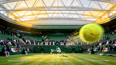 温网公开赛中央球场，球员在绿茵草地上挥拍击球，观众席坐满身着正装的观众