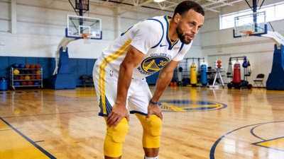 勇士队球星斯蒂芬·库里在训练中手扶膝盖进行恢复性拉伸