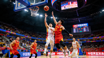 中国男篮世界杯比赛直播画面，球员突破上篮