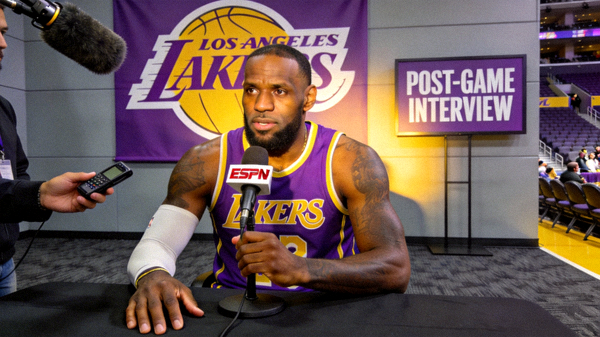 湖人队球星勒布朗·詹姆斯在赛后采访中谈论未来去向