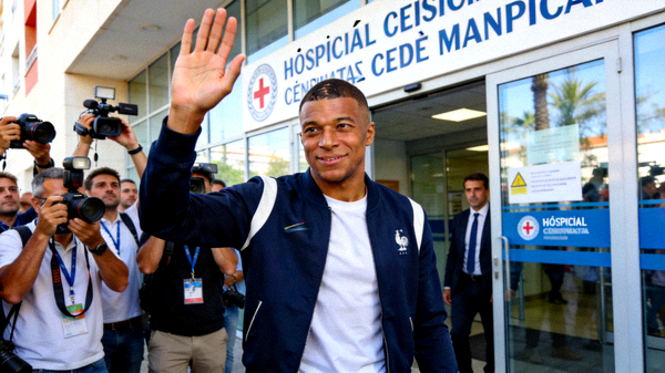 姆巴佩抵达马德里进行体检，身穿便服向媒体挥手