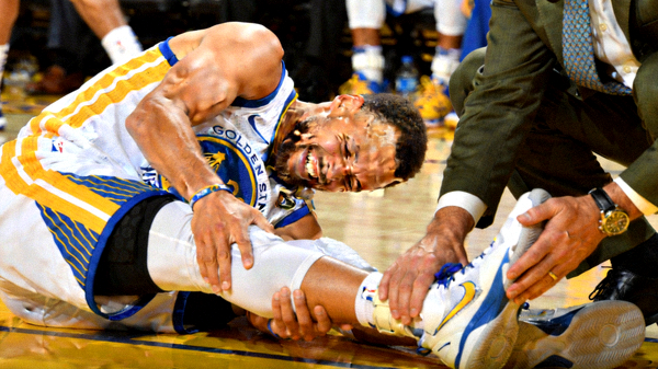 勇士队库里脚踝受伤瞬间及队医检查的特写镜头